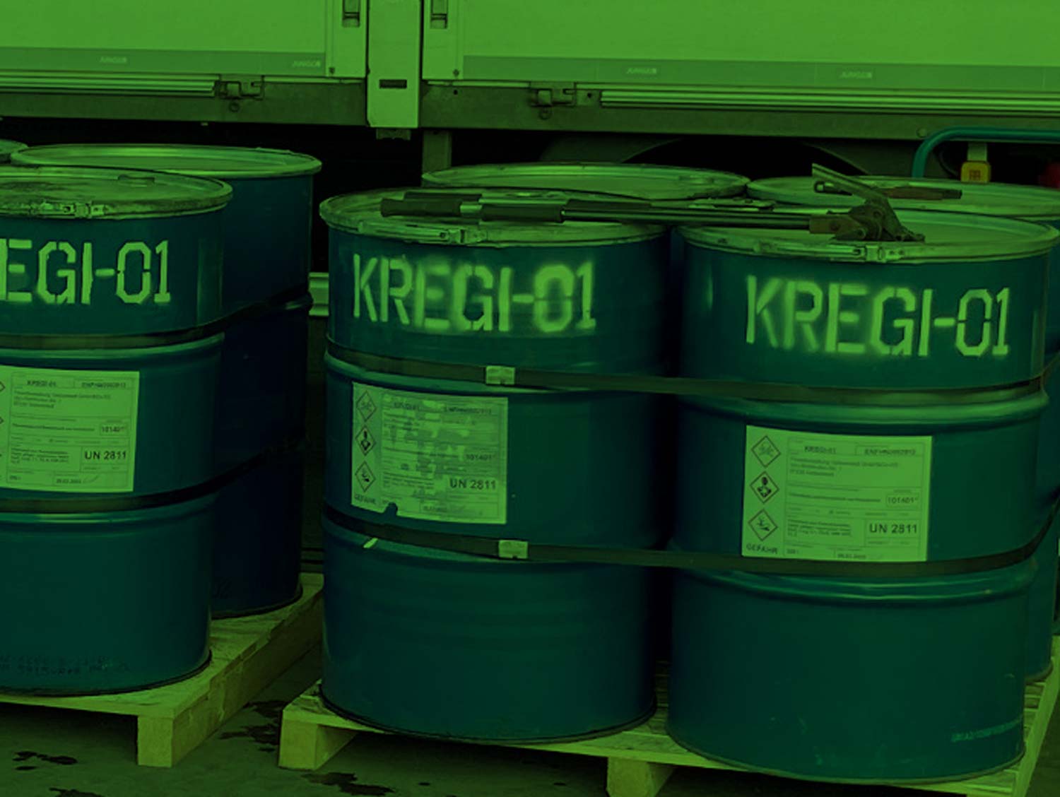 Metallfässer mit Stäuben aus der Kremation