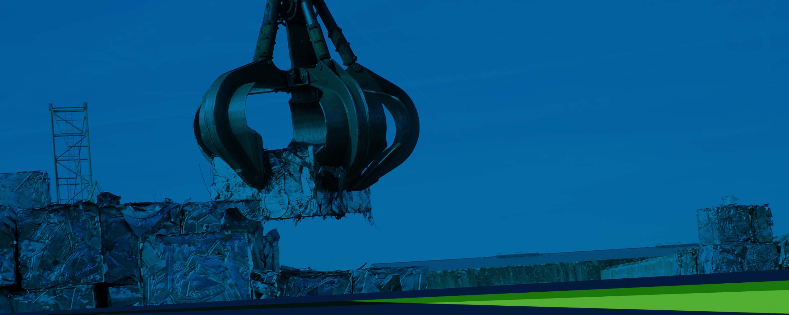 Hintergrundbild Großbagger verlädt Restmetallblock