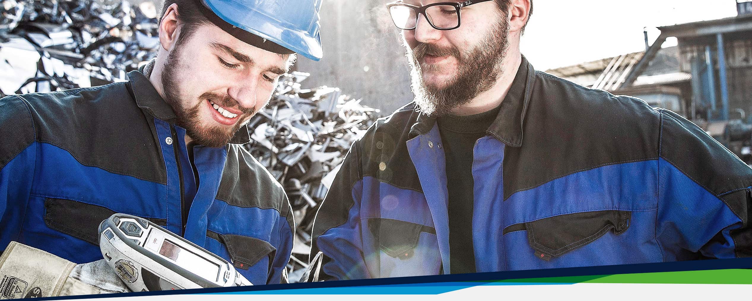 Hintergrundbild 2 Recycling-Mitarbeiter prüfen Metalllegierungen